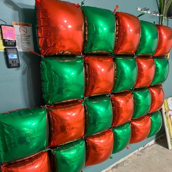 Christmas Eve Backdrop Green and Red Square Foil Balloons Wall Tunnel Mylar Aluminum Double Sided Flat Balloon Arch Garland Kit For Happy Birthday Party Background Supply Decorations