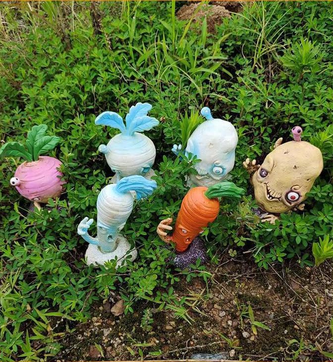 Halloween Vegetable Zombie Statue,Realistic Carrot Potato Zombie Garden Sculpture,Halloween Garden Decor,Outdoor Decorations for Patio Yard Walking Dead Zombie Gnome Graveyard Décor (Carrot（A）)