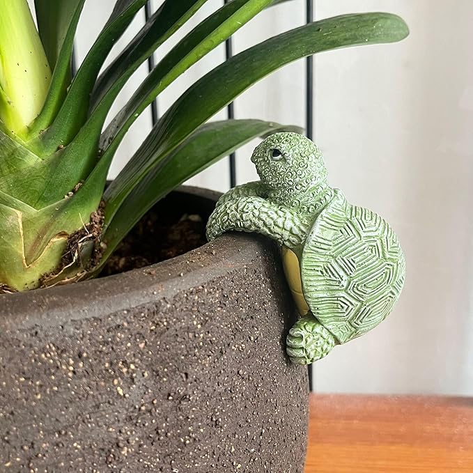 Tortoise Figure Plant Pot Hanger, Turtle Flower Pot Hugger, Resin Tortoise Statue, Funny Pot Huggers for Planters, Cute Climbing Tortoise Flower Pot Hugger, Garden Fence Balcony Patio Yard (BROWN)